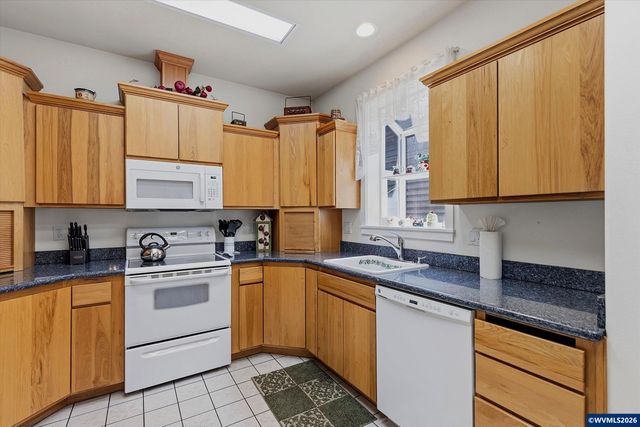 350 Bella Beach Dr, Depoe Bay, OR 97341