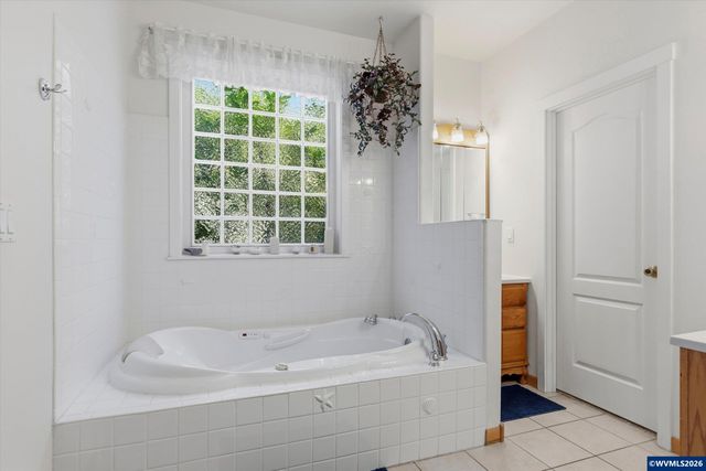 350 Bella Beach Dr, Depoe Bay, OR 97341