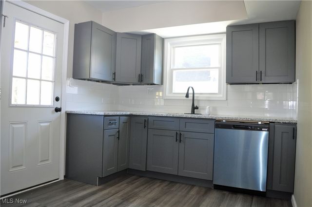 910 W 14th Street, Lorain, OH 44052