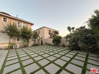 942 S Bronson Avenue, Los Angeles, CA 90019