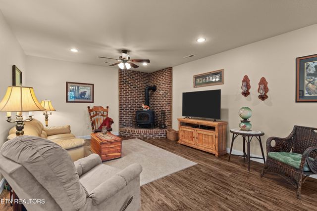 2278 Lower Rinehart Rd, Dandridge, TN 37725