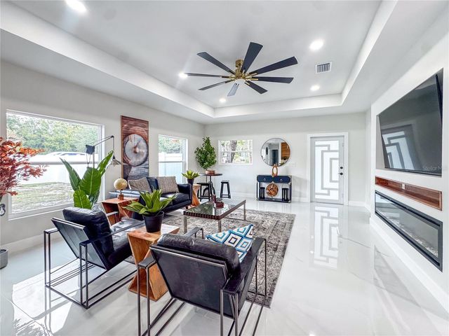 6402 N WOODLYNNE AVENUE, Tampa, FL 33614