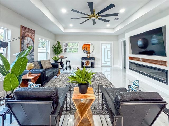 6402 N WOODLYNNE AVENUE, Tampa, FL 33614