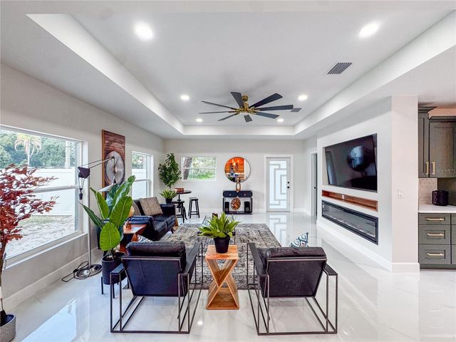 6402 N WOODLYNNE AVENUE, Tampa, FL 33614