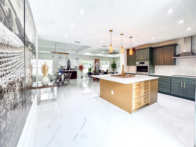 6402 N WOODLYNNE AVENUE, Tampa, FL 33614