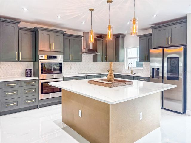 6402 N WOODLYNNE AVENUE, Tampa, FL 33614