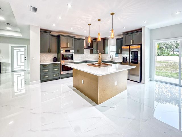 6402 N WOODLYNNE AVENUE, Tampa, FL 33614