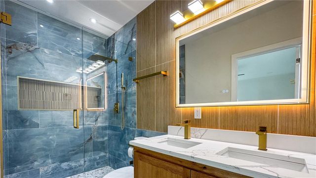 6402 N WOODLYNNE AVENUE, Tampa, FL 33614