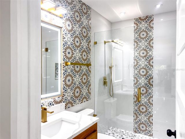 6402 N WOODLYNNE AVENUE, Tampa, FL 33614