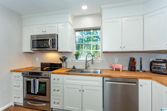 2042 Montreat Pkwy Apt D, Vestavia Hills, AL 35216