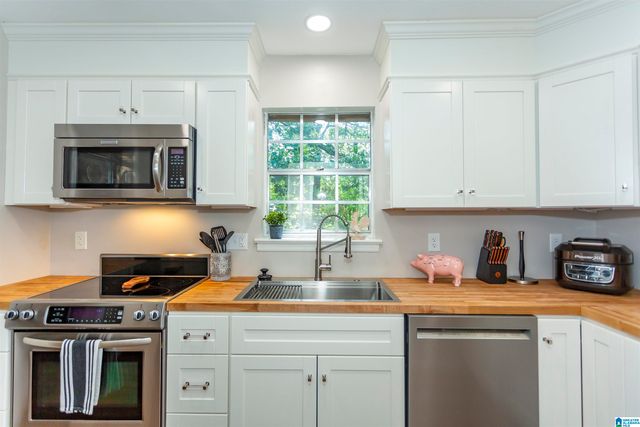 2042 Montreat Pkwy Apt D, Vestavia Hills, AL 35216