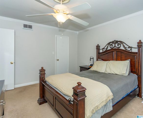 2042 Montreat Pkwy Apt D, Vestavia Hills, AL 35216