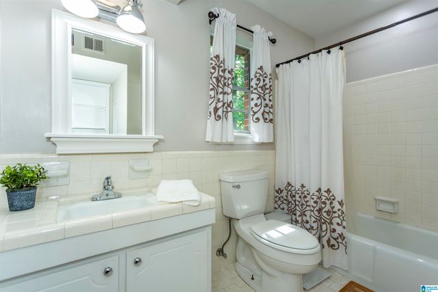 2042 Montreat Pkwy Apt D, Vestavia Hills, AL 35216