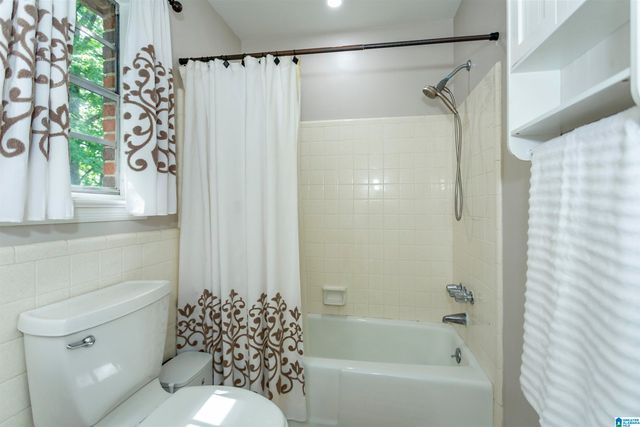 2042 Montreat Pkwy Apt D, Vestavia Hills, AL 35216