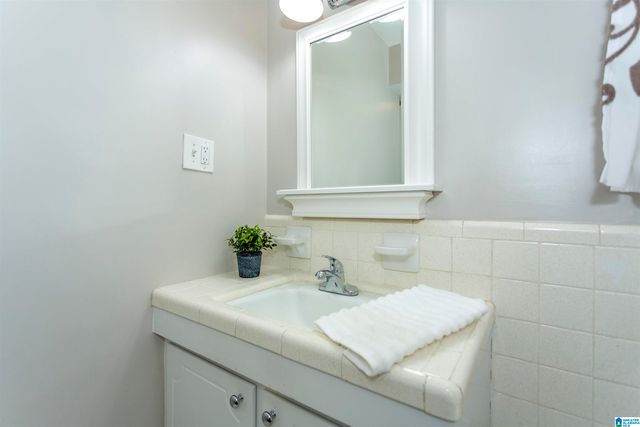 2042 Montreat Pkwy Apt D, Vestavia Hills, AL 35216