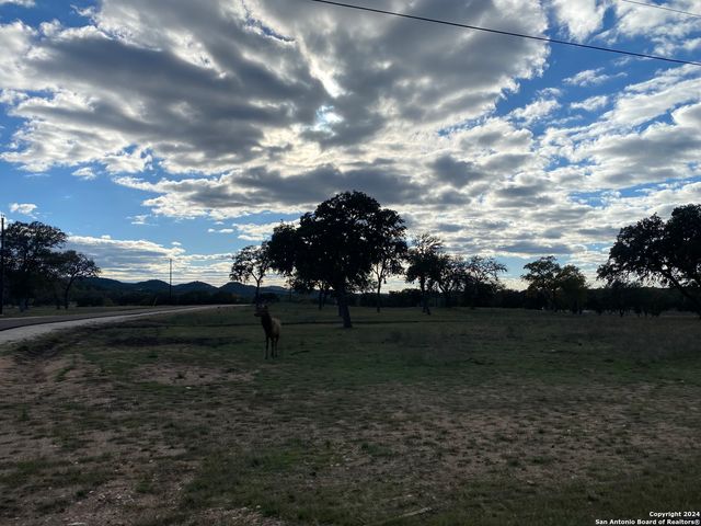 56 W Red Stage, Pipe Creek, TX 78063