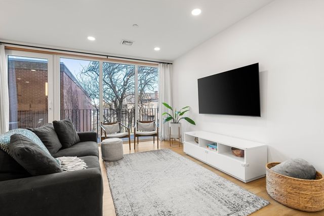 3171 Washington St 204, Boston, MA 02130