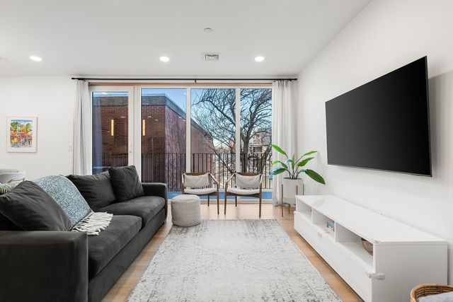 3171 Washington St 204, Boston, MA 02130