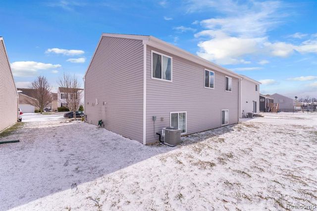 2867 W Fork River Drive, Fowlerville, MI 48836