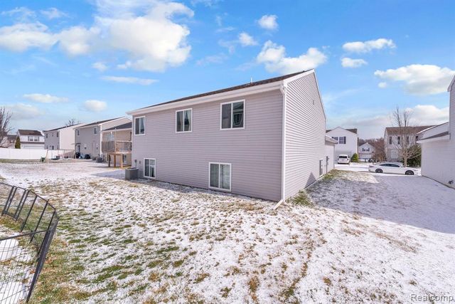 2867 W Fork River Drive, Fowlerville, MI 48836
