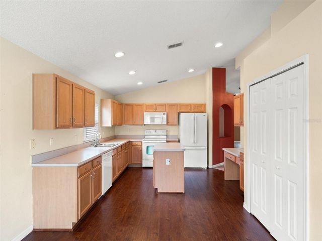 2318 BARONS COURT, Tavares, FL 32778