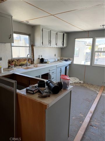 301 E Foothill 6, Pomona, CA 91767