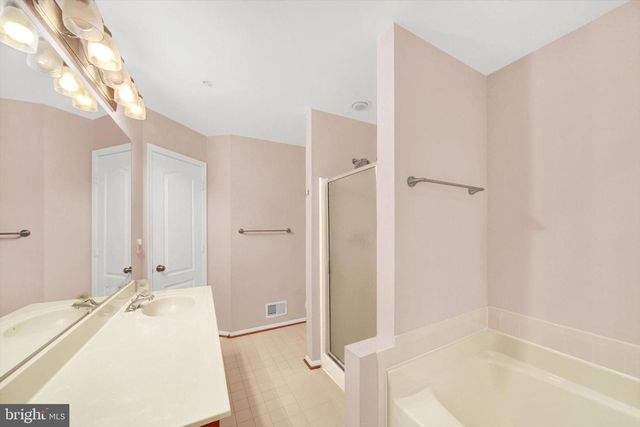 6 CAROB CT, Essex, MD 21221