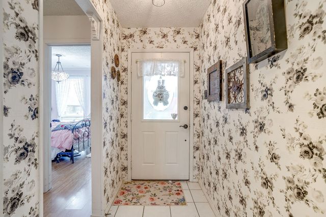 809 Castleview Drive, Arlington, TX 76001