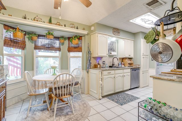 809 Castleview Drive, Arlington, TX 76001