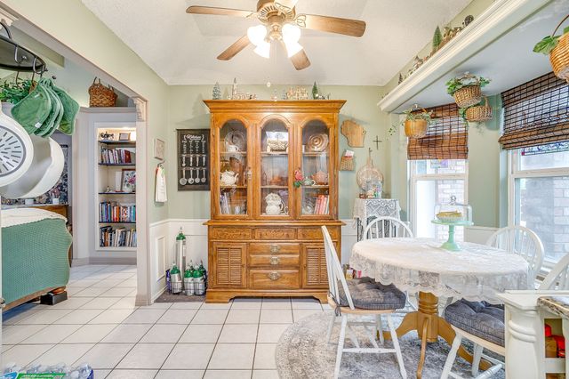 809 Castleview Drive, Arlington, TX 76001