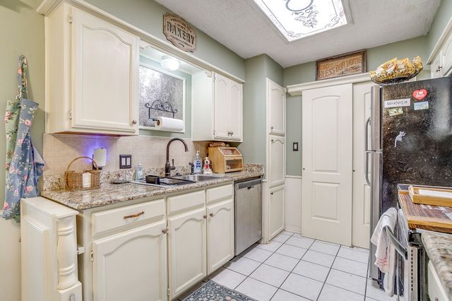 809 Castleview Drive, Arlington, TX 76001