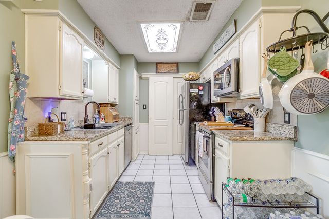 809 Castleview Drive, Arlington, TX 76001