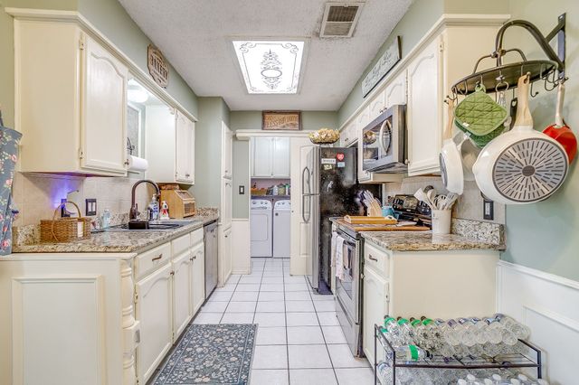 809 Castleview Drive, Arlington, TX 76001