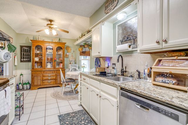 809 Castleview Drive, Arlington, TX 76001