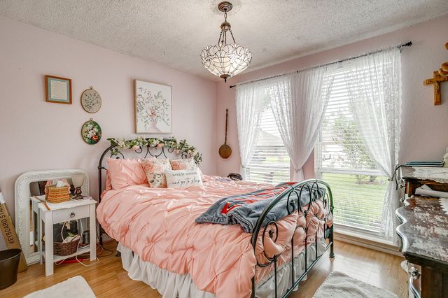 809 Castleview Drive, Arlington, TX 76001