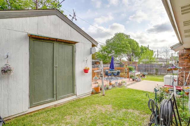 809 Castleview Drive, Arlington, TX 76001