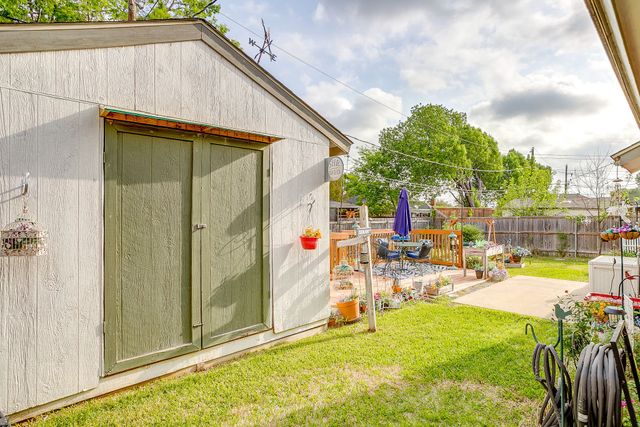 809 Castleview Drive, Arlington, TX 76001