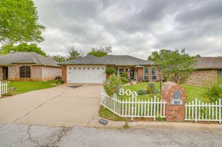 809 Castleview Drive, Arlington, TX 76001
