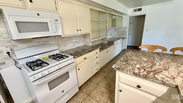 920 Cherry Hills Drive, Bakersfield, CA 93309