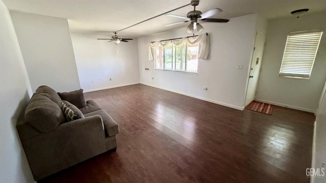 920 Cherry Hills Drive, Bakersfield, CA 93309