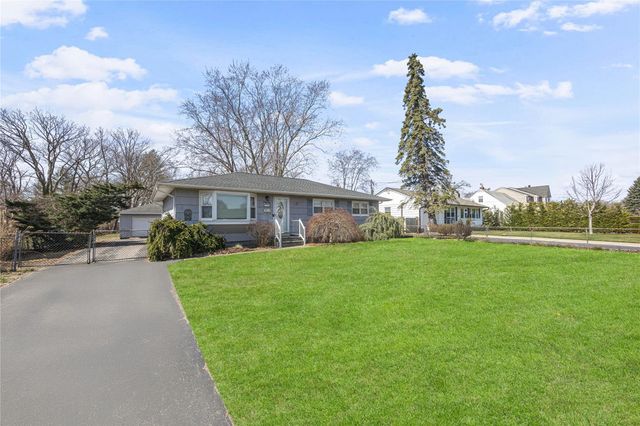 77 Fairway Avenue, Riverhead, NY 11901
