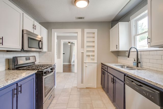 3221 8th Avenue, Fort Worth, TX 76110