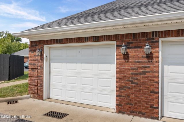 10018 Chenoweth Vista Way, Louisville, KY 40299