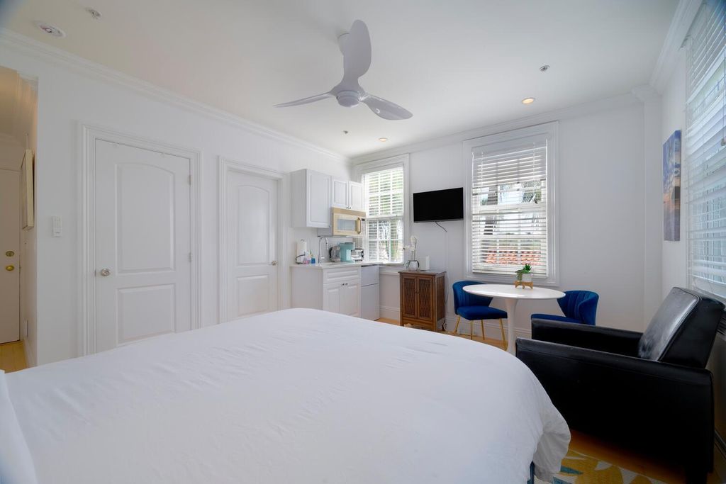 Image 7 of property listing at 235 Sunrise Avenue 3265, Palm Beach, FL 33480