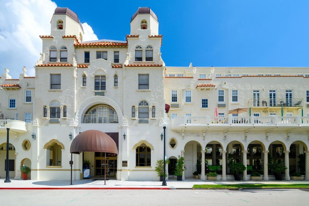 Image 9 of property listing at 235 Sunrise Avenue 3265, Palm Beach, FL 33480