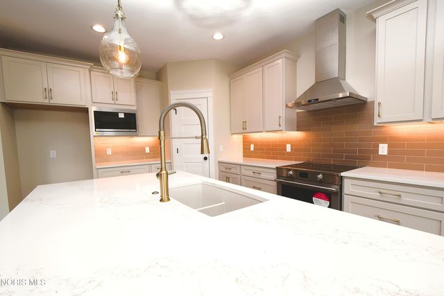 9225 Summer Song Ln, Sylvania, OH 43560