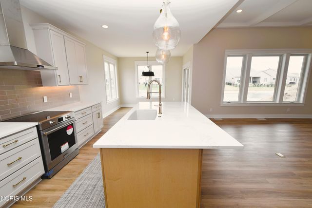 9225 Summer Song Ln, Sylvania, OH 43560