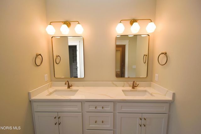 9225 Summer Song Ln, Sylvania, OH 43560