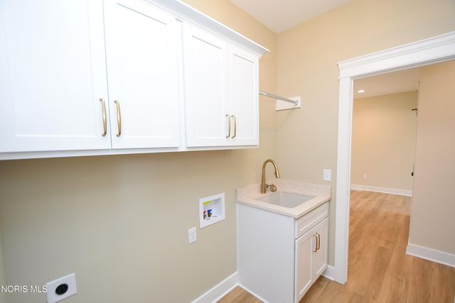 9225 Summer Song Ln, Sylvania, OH 43560