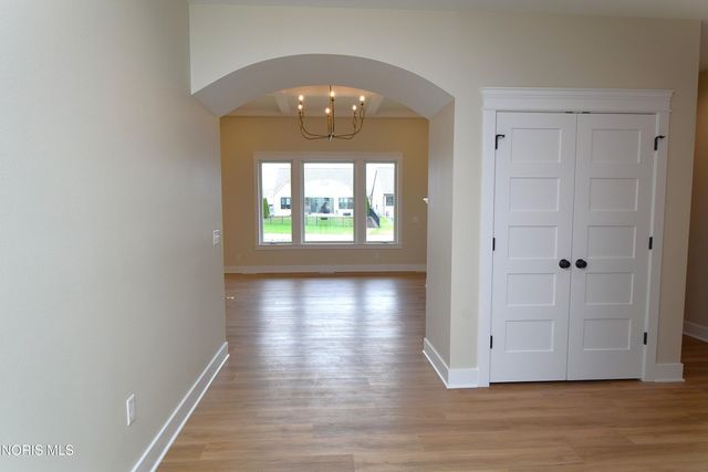 9225 Summer Song Ln, Sylvania, OH 43560